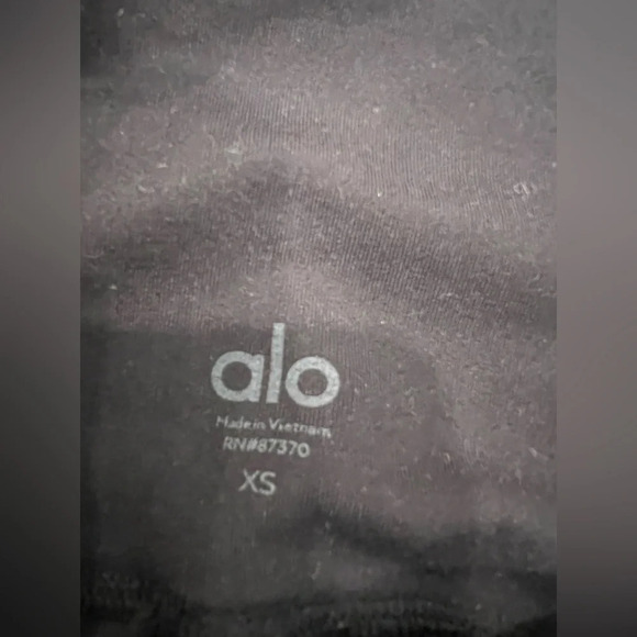 Alo leggings High Waisted Moto Legging
Black
Size xs
Waist 12”
Inseam 27” - Picture 10 of 10